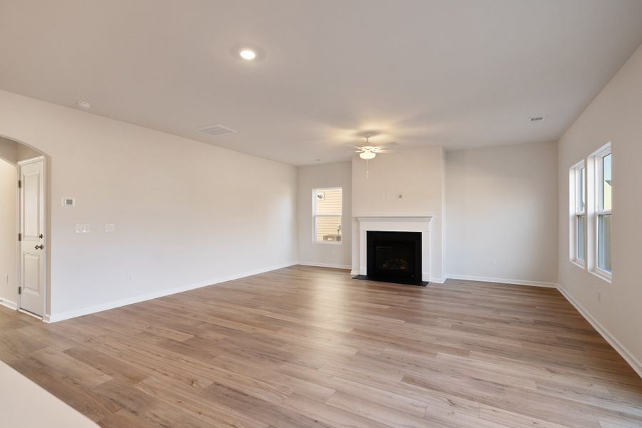 Spacious, unfurnished interior of a new home in Richmond Hill, Inman (Image 16).