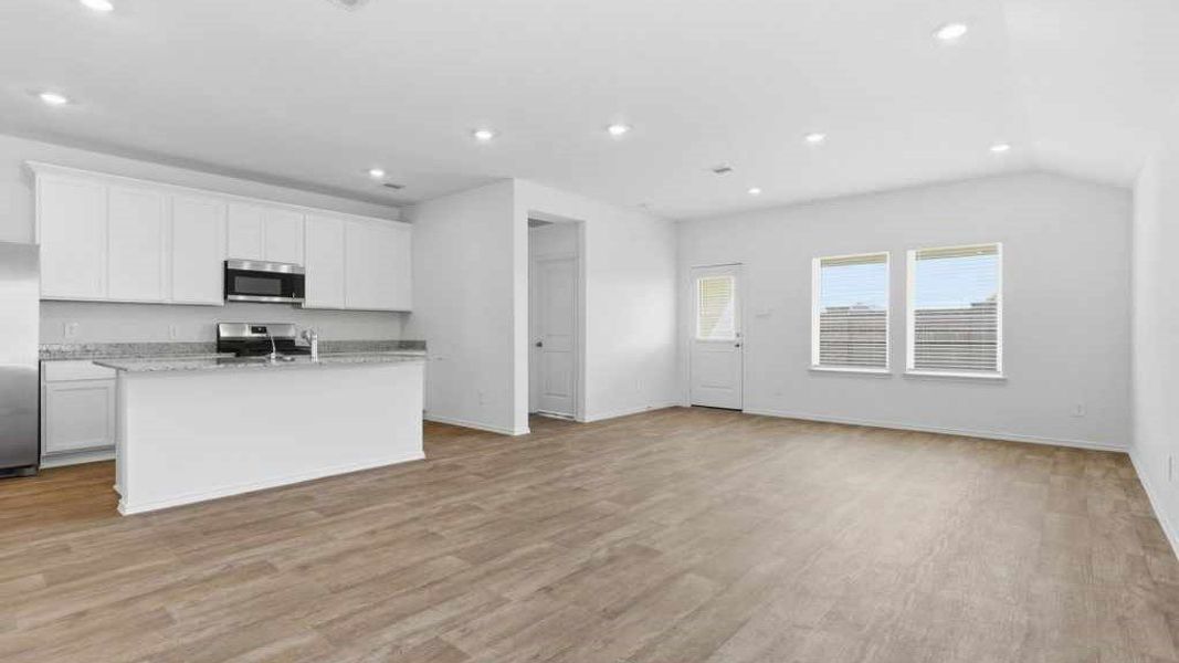 Spacious, unfurnished interior of a new home in Tamarron, Fulshear (Image 23).