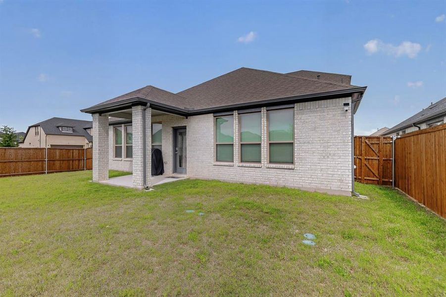 Exterior details and patio area of a home in Oakmont Park, Red Oak (Image 21).