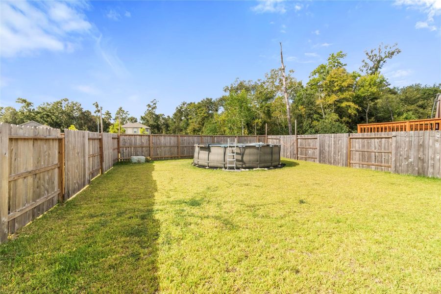 HUGE BACKYARD, ABOVE GROUND POOL INCLUDED HUGE BACKYARD, ABOVE GROUND POOL INCLUDED