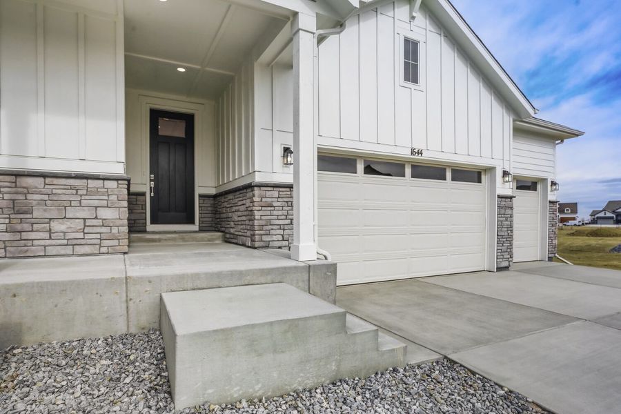 1644 Sundown - Front Entryway