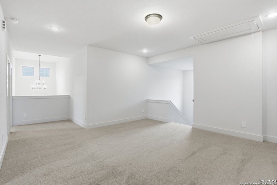 Spacious, unfurnished interior of a new home in Haby Hill 50s, San Antonio (Image 32).