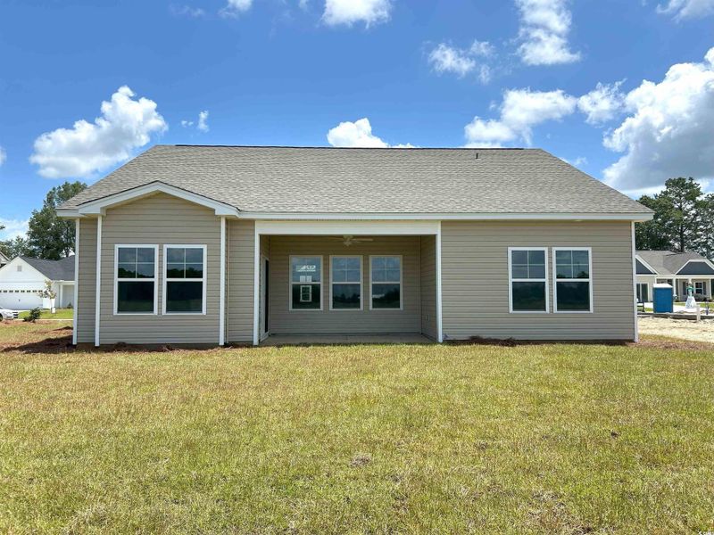 Exterior details and patio area of a home in Edgefield, Loris (Image 1).