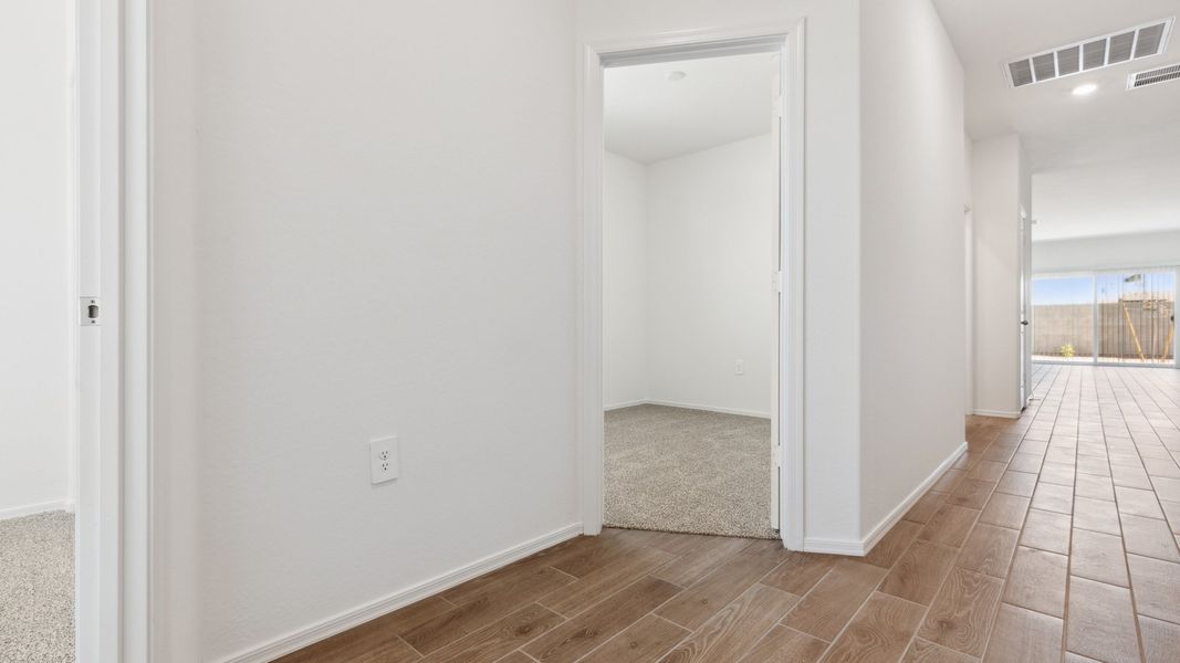 Spacious, unfurnished interior of a new home in Rio Rancho Estates, Wittmann (Image 10).