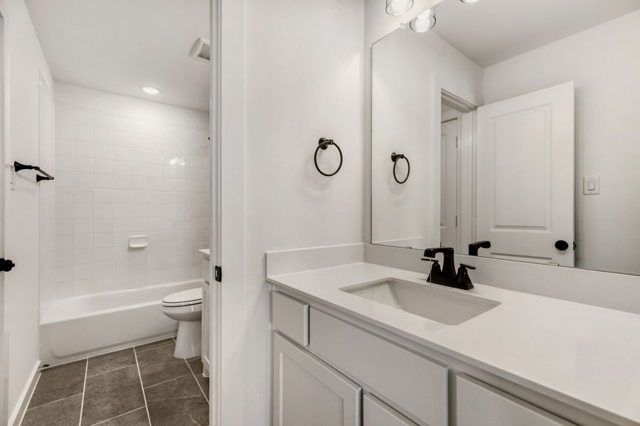 609 Damsel June - Full Bathroom 609 Damsel June - Full Bathroom