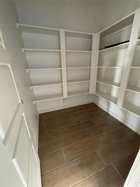 Spacious, unfurnished interior of a new home in , Angleton (Image 4).