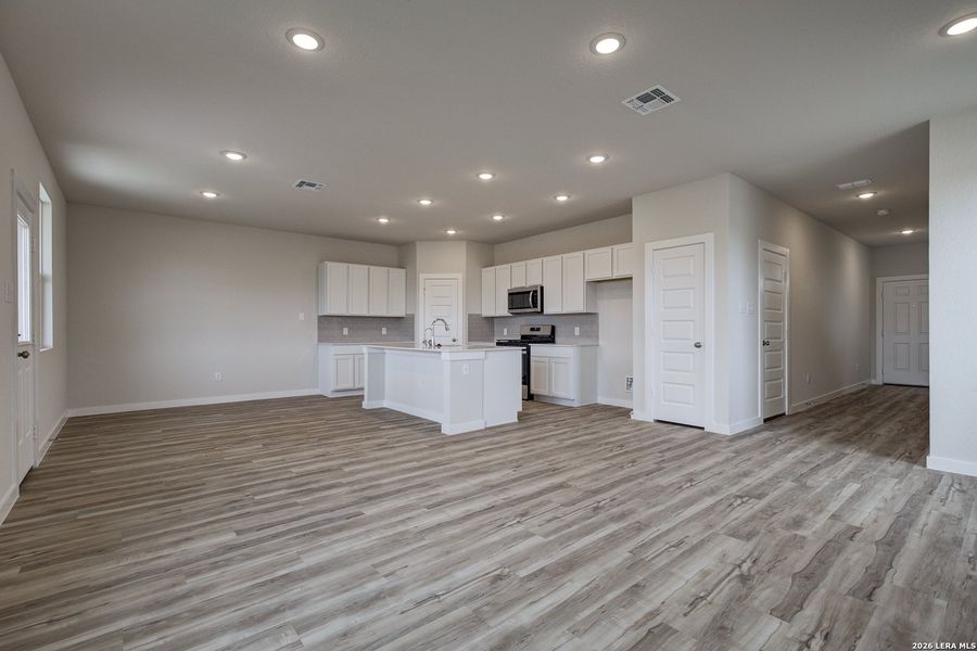 Spacious, unfurnished interior of a new home in Mesa Vista, San Antonio (Image 14).