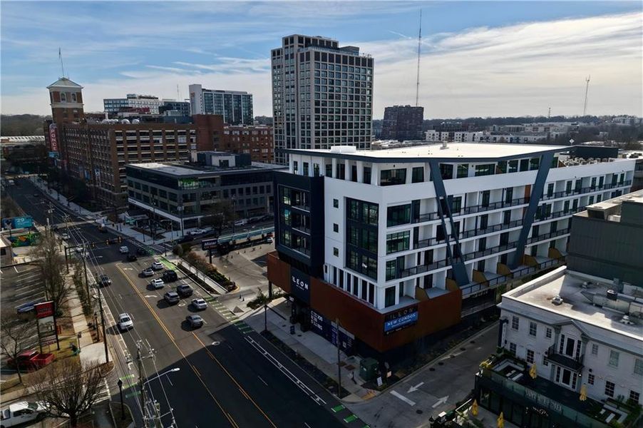 Condo located in Atlanta, GA showcasing its design and architecture (Image 23).