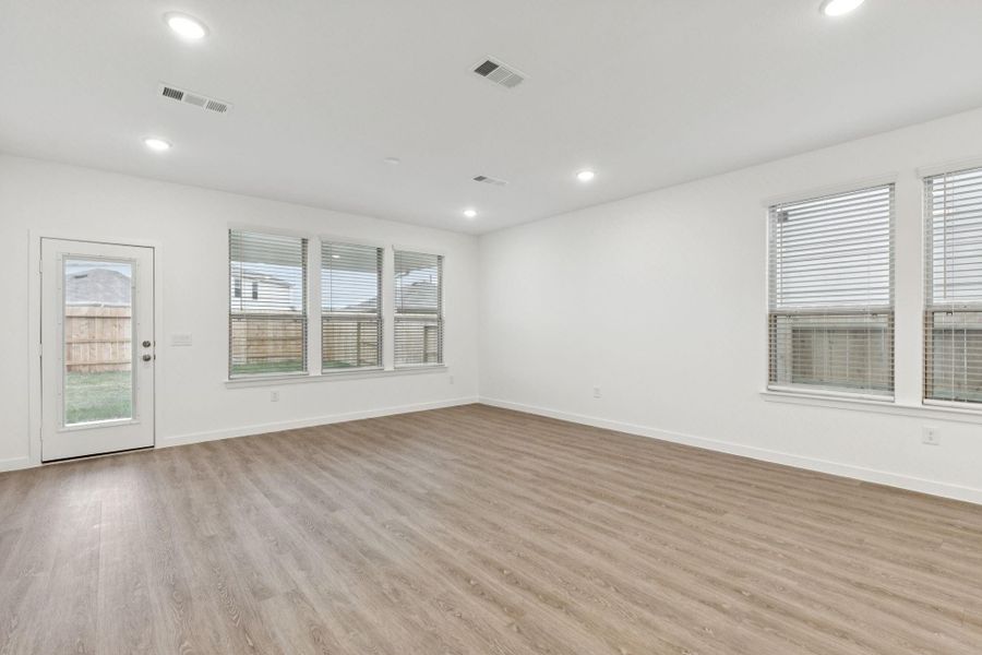 Spacious, unfurnished interior of a new home in Mavera, Conroe (Image 23).