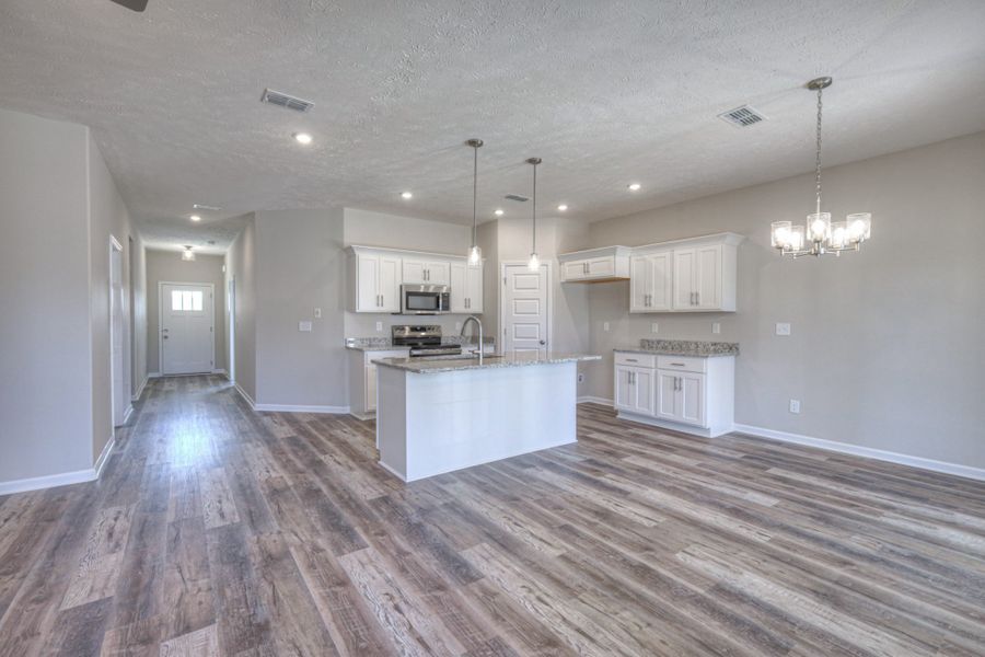 Spacious, unfurnished interior of a new home in Fox Run, Manchester (Image 26).