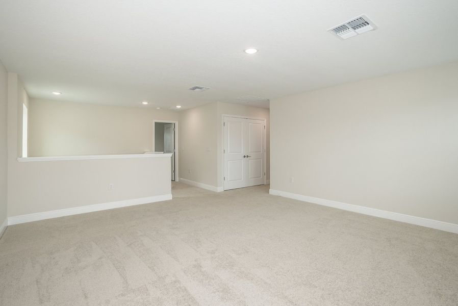 Spacious, unfurnished interior of a new home in Pasadena Woods, Dade City (Image 19).