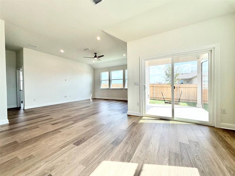 Spacious, unfurnished interior of a new home in Porter Country, Buda (Image 19).