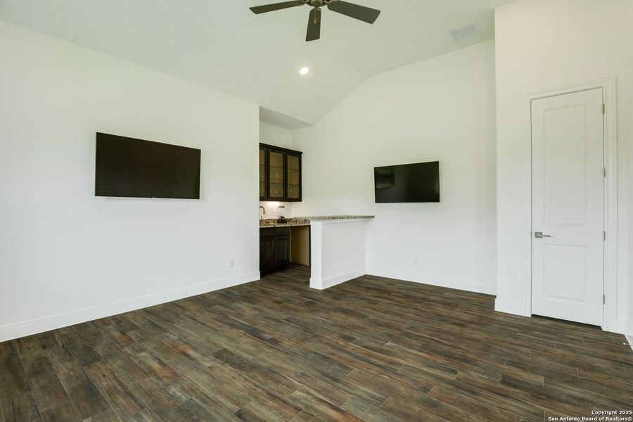 Spacious, unfurnished interior of a new home in Alamo Estates, San Antonio (Image 21).