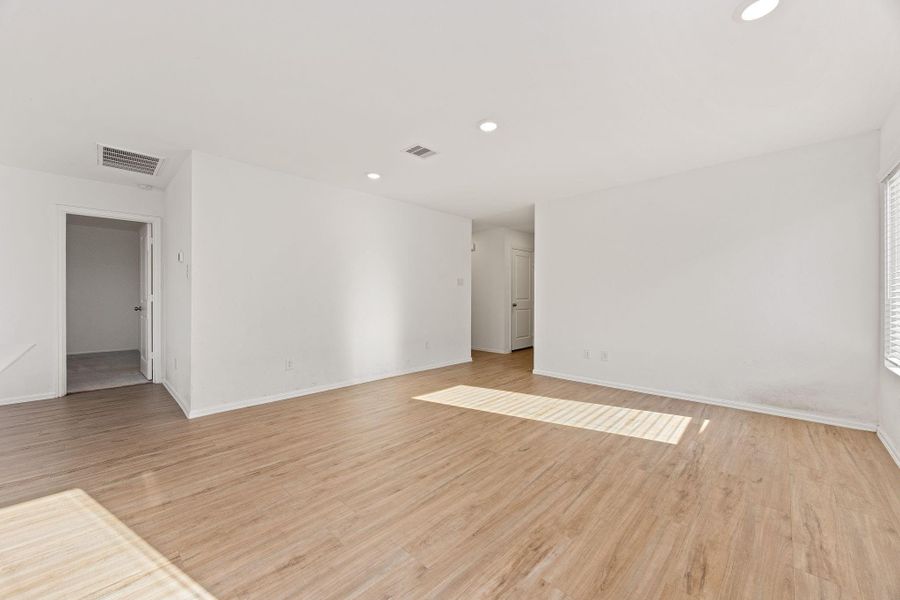 Spacious, unfurnished interior of a new home in Tavola, New Caney (Image 27).