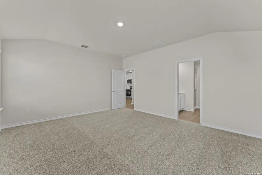 Spacious, unfurnished interior of a new home in Laurel Vistas, San Antonio (Image 17).