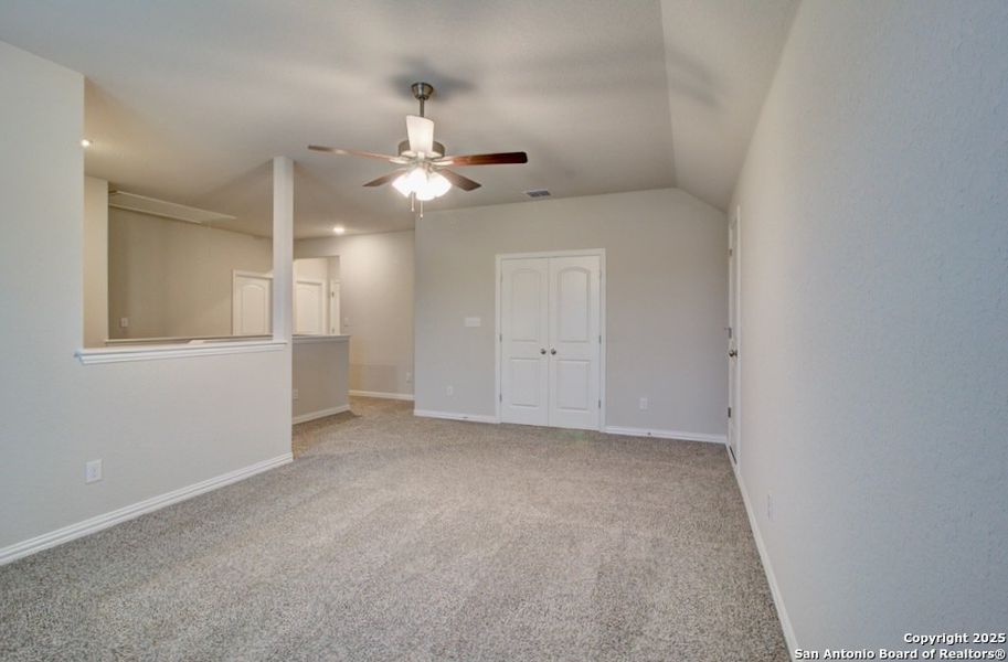 Spacious, unfurnished interior of a new home in Meyer Ranch - Enclave, New Braunfels (Image 19).
