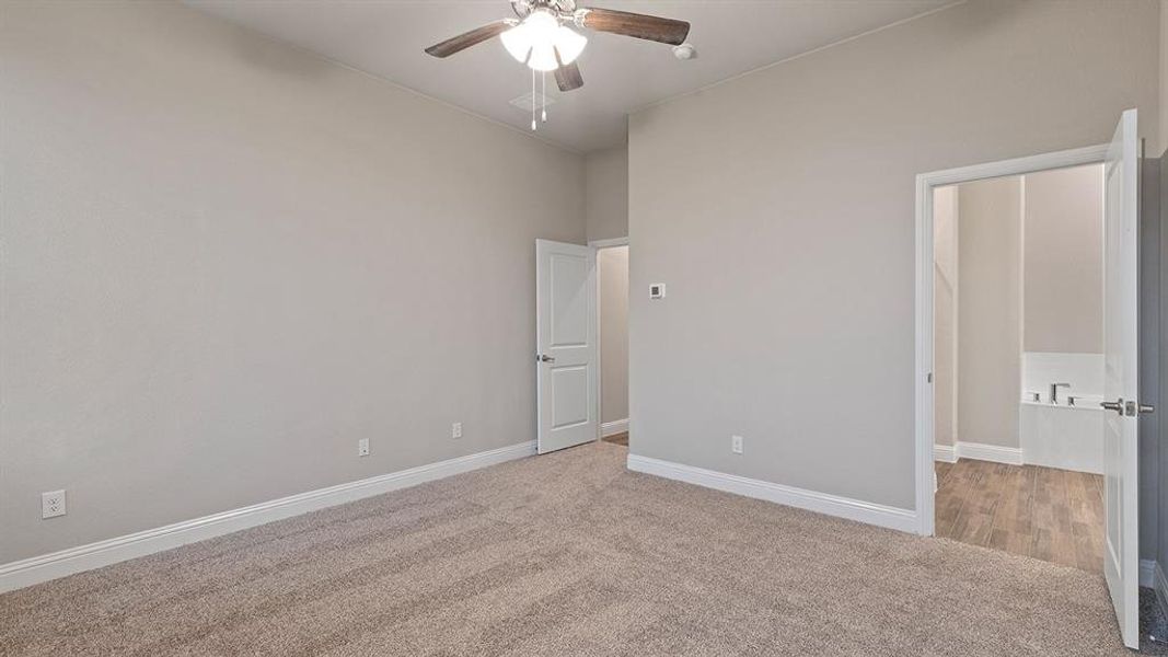 Spacious, unfurnished interior of a new home in Lakeview Pointe, Grand Prairie (Image 28).