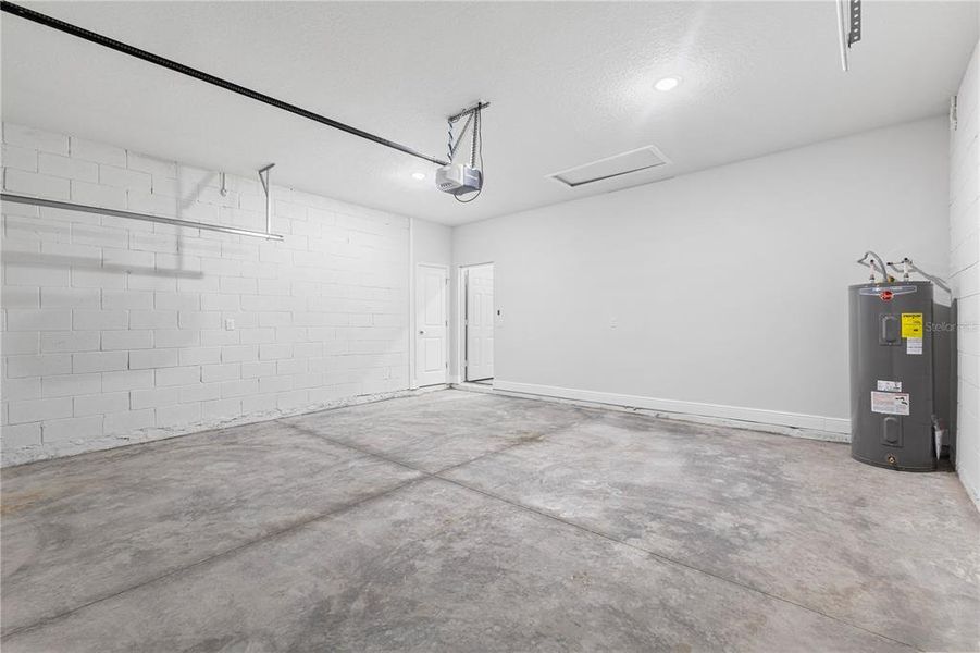 Spacious, unfurnished interior of a new home in , Ocala (Image 16).