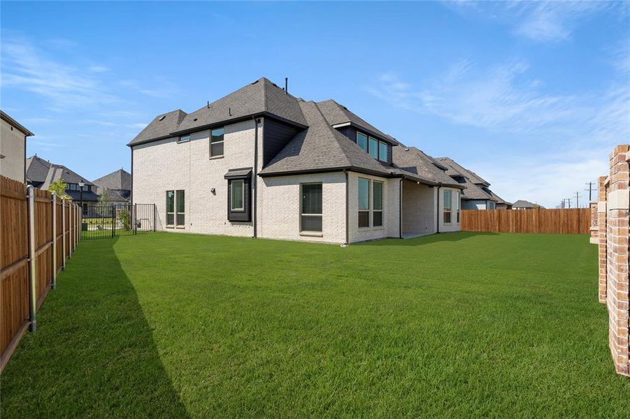 Exterior details and patio area of a home in Collinsbrook Farm, Frisco (Image 4).