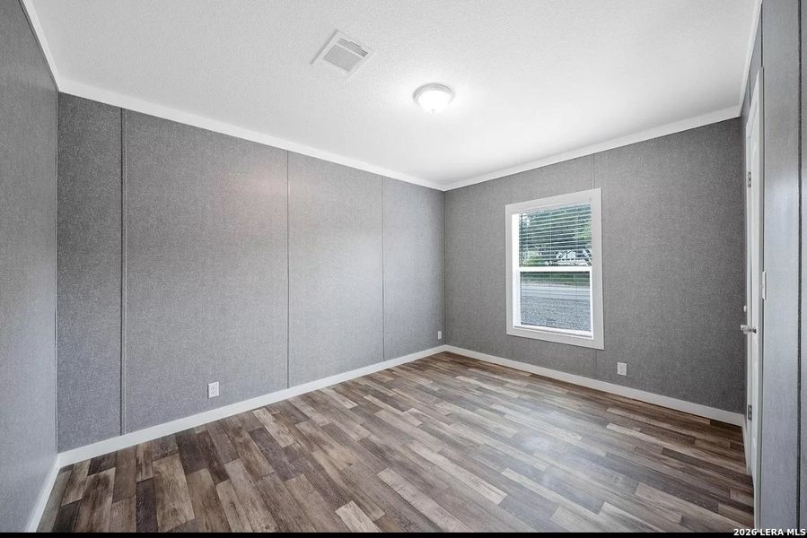 Spacious, unfurnished interior of a new home in , Bandera (Image 18).