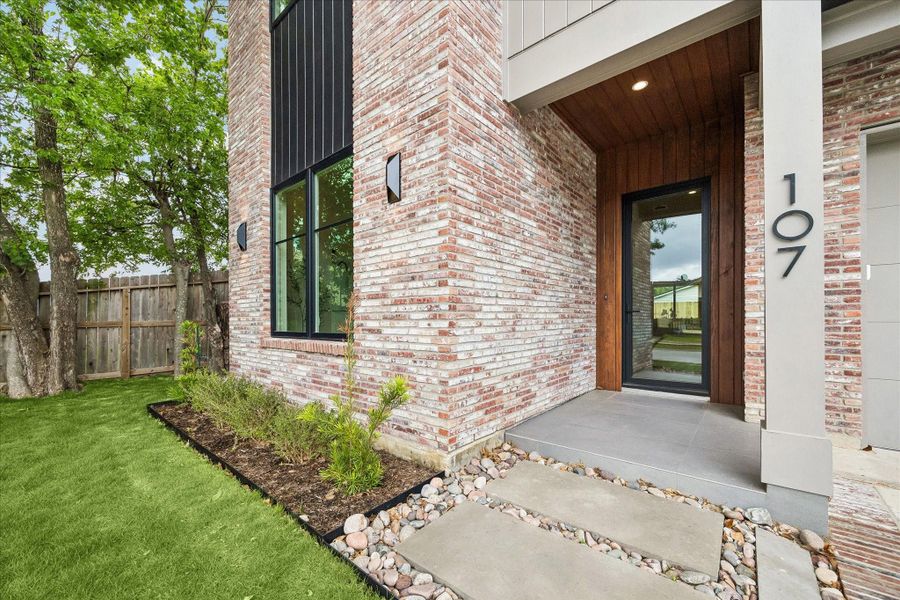 107 e 24th is ideally located near Halbert Park and minutes from shops and restaurants on 19th Street.