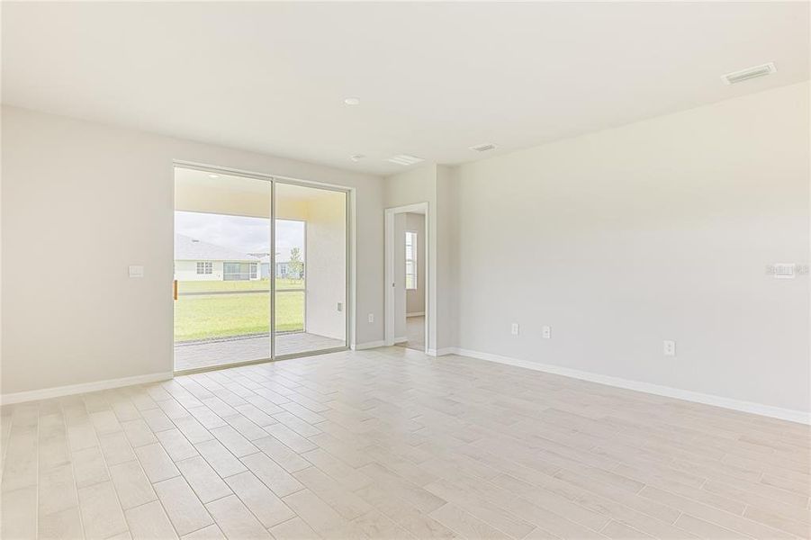 Spacious, unfurnished interior of a new home in Heritage Lake Park, Punta Gorda (Image 19).