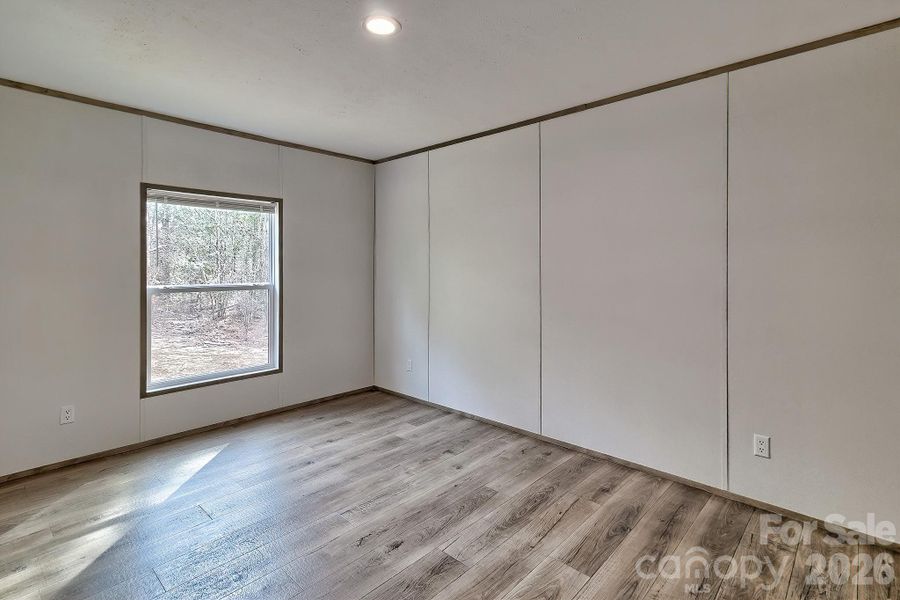 Spacious, unfurnished interior of a new home in , Kershaw (Image 33).