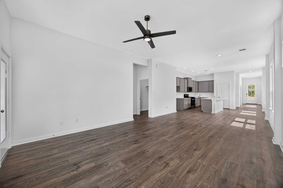 Spacious, unfurnished interior of a new home in La Segarra 40', Brookshire (Image 16).