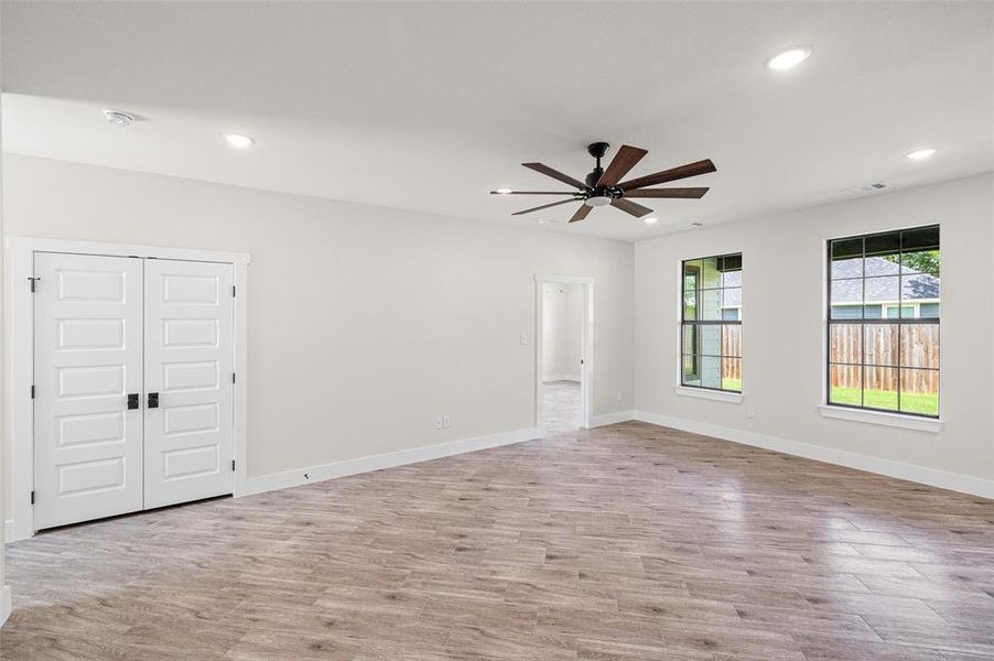 Spacious, unfurnished interior of a new home in , Granbury (Image 18).