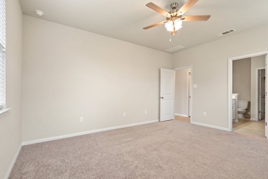 Spacious, unfurnished interior of a new home in Crosswinds, Kyle (Image 10).