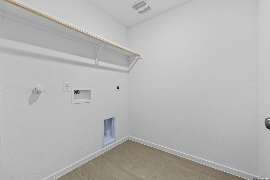 Spacious, unfurnished interior of a new home in Spring Grove, St. Hedwig (Image 8).