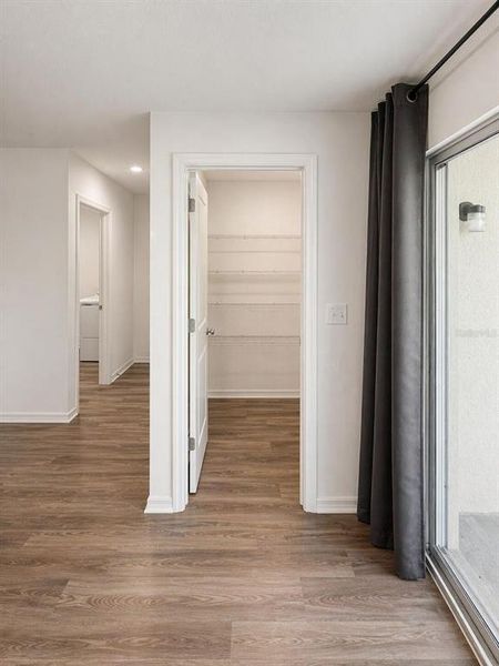 Spacious, unfurnished interior of a new home in Eagle Hammock, Eagle Lake (Image 19).