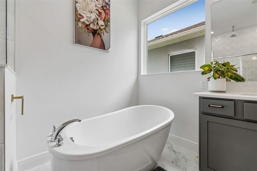 Furnished interior view inside a new home in , Orlando (Image 51).