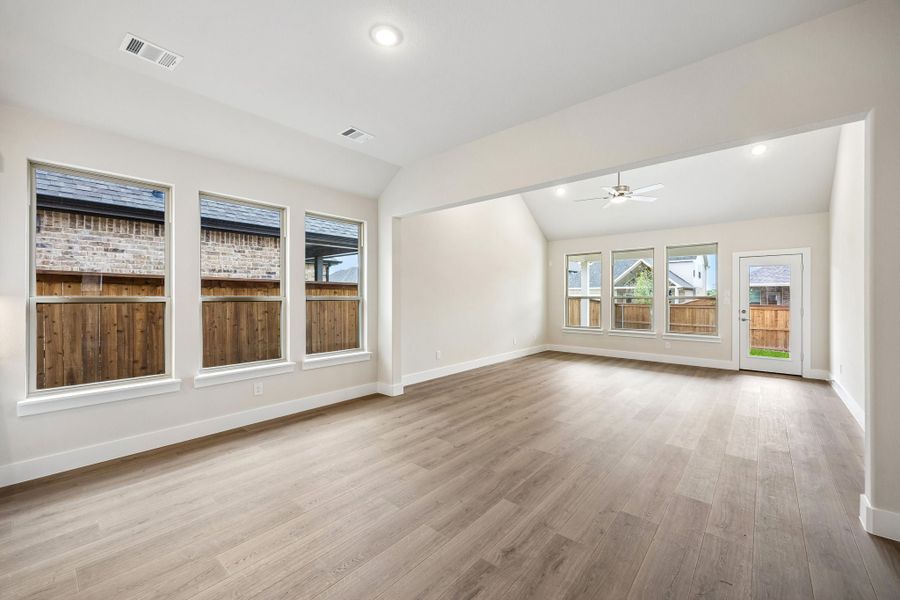 Spacious, unfurnished interior of a new home in Dove Hollow, Waxahachie (Image 16). Spacious, unfurnished interior of a new home in Dove Hollow, Waxahachie (Image 16).