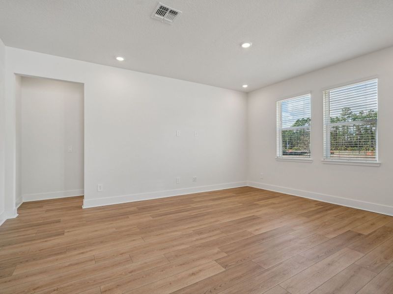 Spacious, unfurnished interior of a new home in Ridgehaven - Signature Series, Ormond Beach (Image 11).