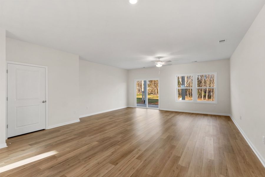 Spacious, unfurnished interior of a new home in Fairview Falls, Chesnee (Image 17).