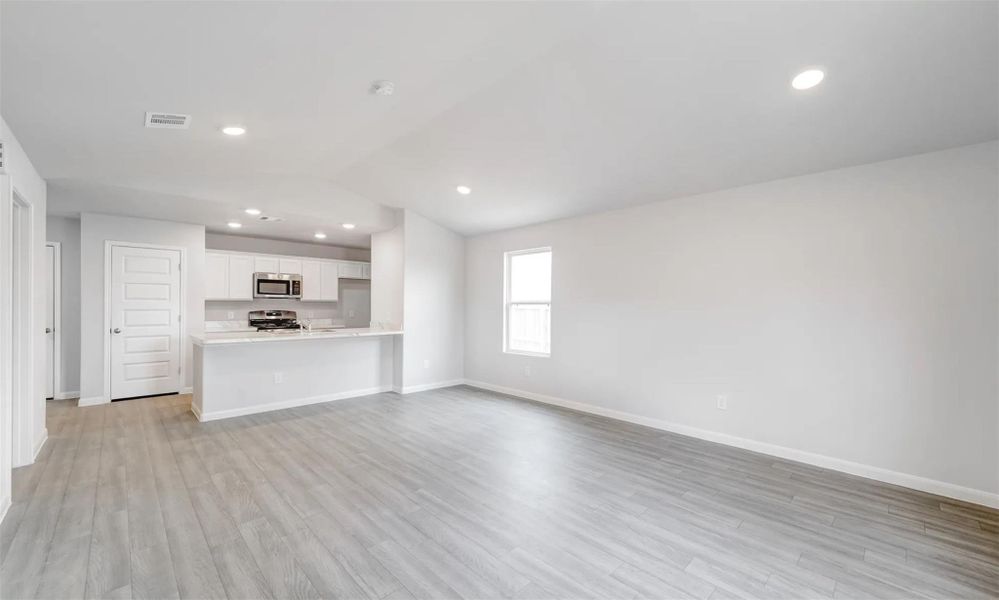 Spacious, unfurnished interior of a new home in , Lufkin (Image 11).