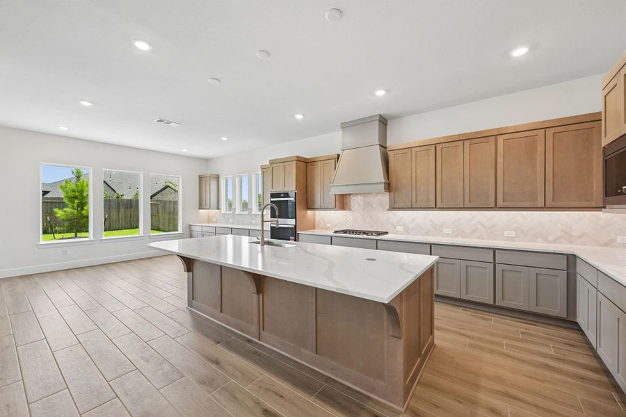 Furnished interior view inside a new home in Evergreen 70', Conroe (Image 7).