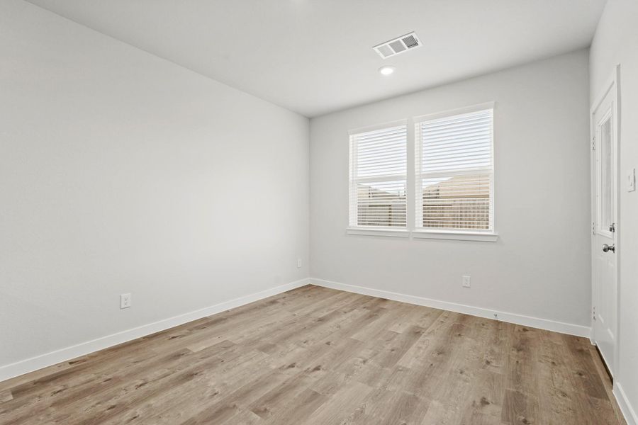 Spacious, unfurnished interior of a new home in Lago Mar, Texas City (Image 21).
