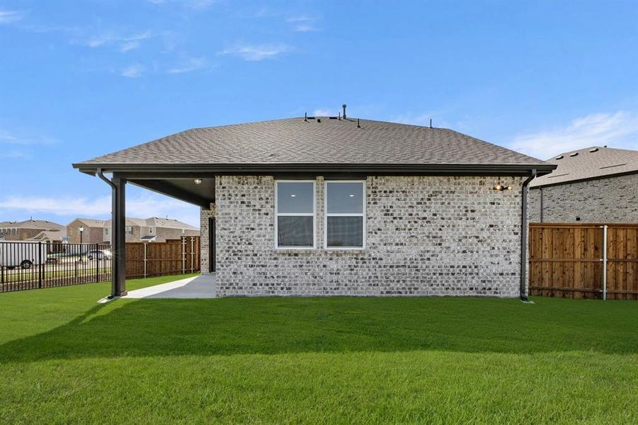 Exterior details and patio area of a home in Creekview Fossil Ridge, Pilot Point (Image 4).