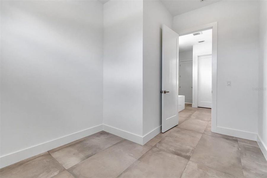 Spacious, unfurnished interior of a new home in , Sarasota (Image 34).