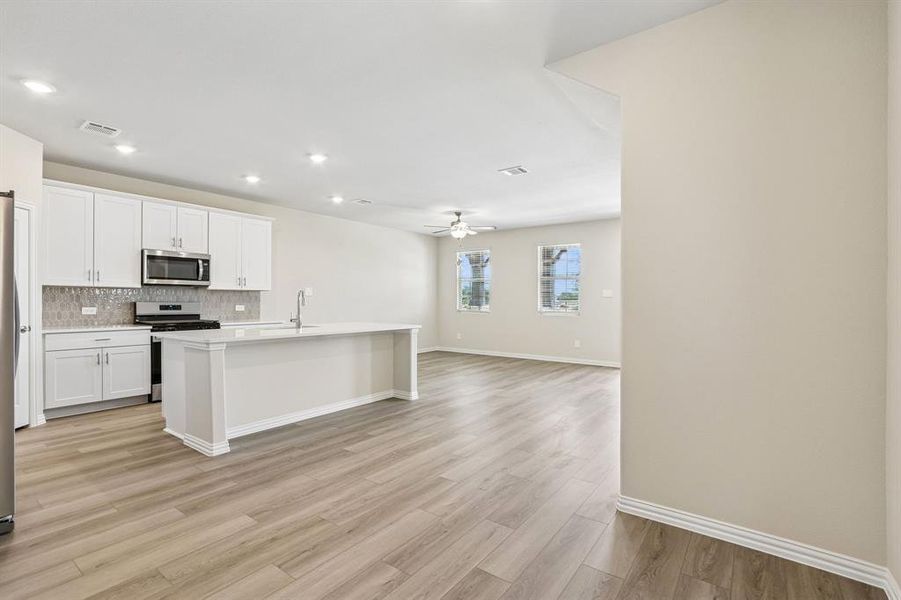 Spacious, unfurnished interior of a new home in Oak Ridge Park, Corinth (Image 21).