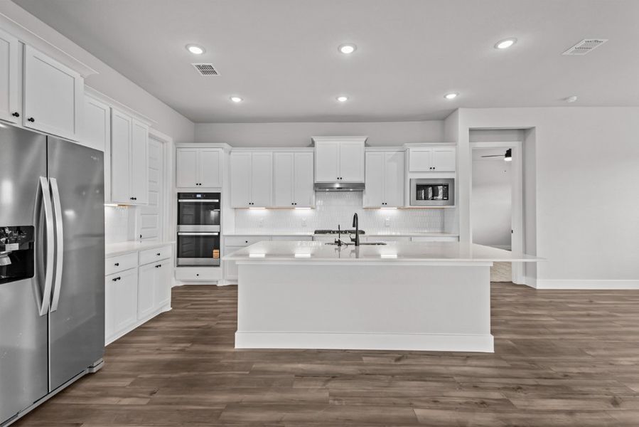 A kitchen with white cabinets.