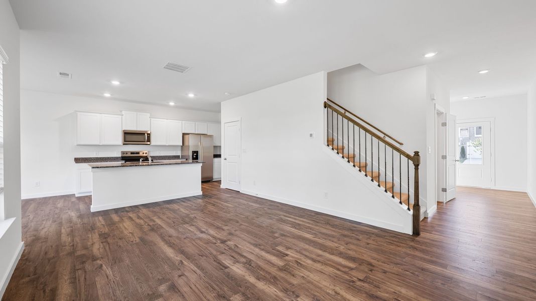 Spacious, unfurnished interior of a new home in Fairview Hills, Cleveland (Image 13).