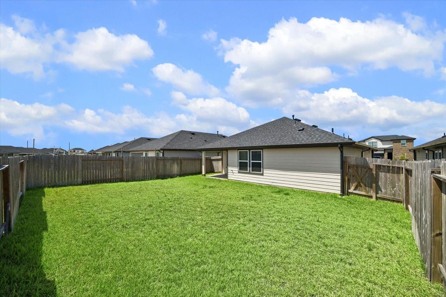 Exterior details and patio area of a home in Tamarron, Fulshear (Image 20).