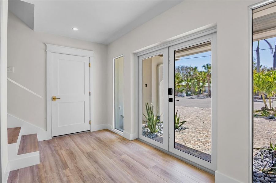 Spacious, unfurnished interior of a new home in , Anna Maria (Image 18).