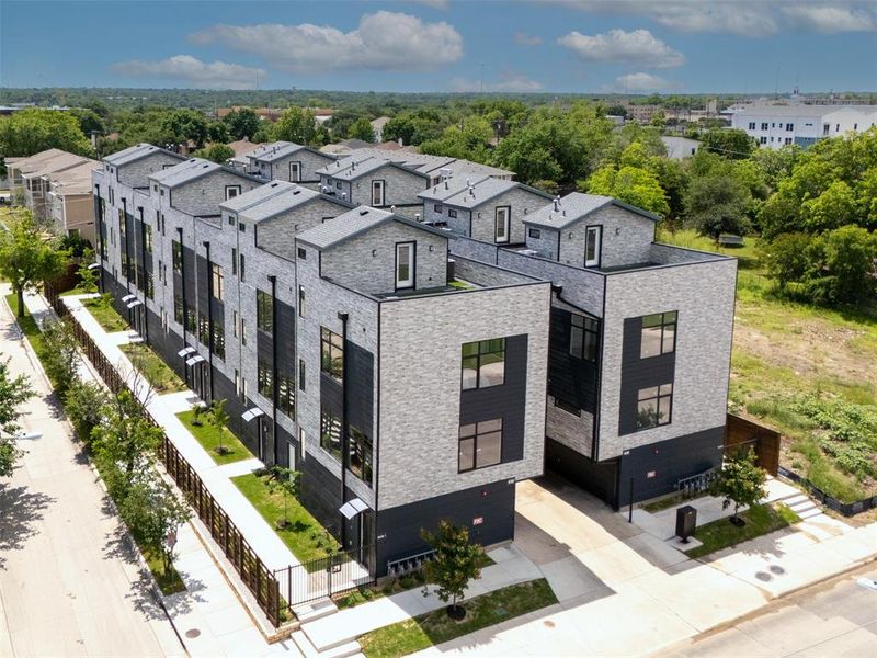 Condo located in Dallas, TX showcasing its design and architecture (Image 23).