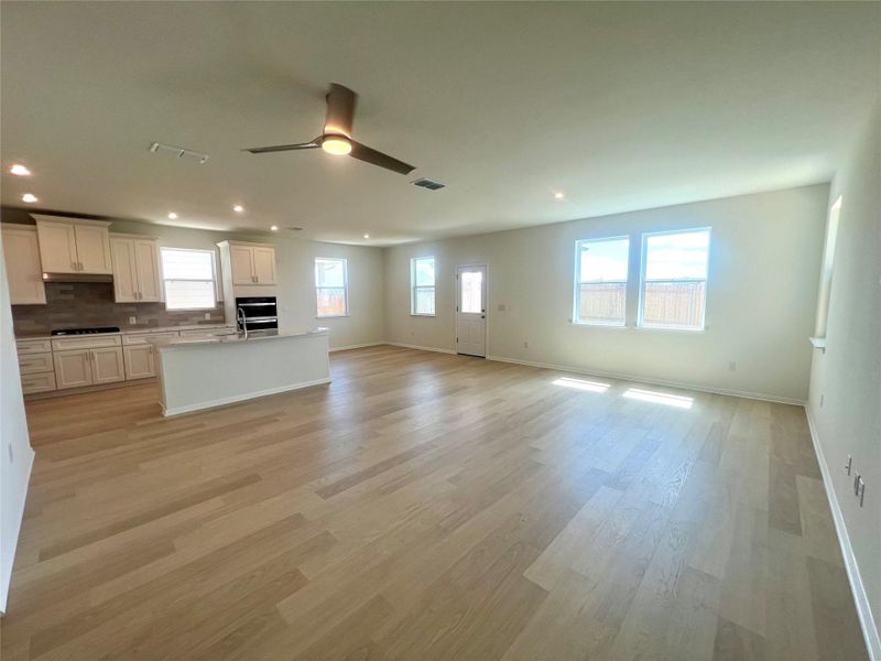 Spacious, unfurnished interior of a new home in Porter Country, Buda (Image 17).