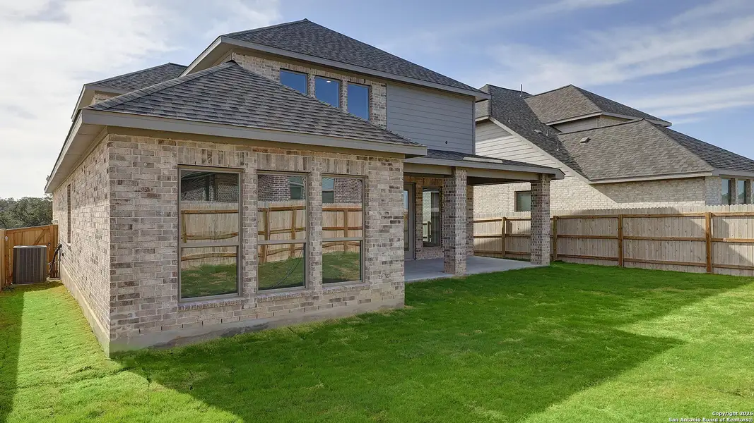 Exterior details and patio area of a home in Ladera 50', San Antonio (Image 3).