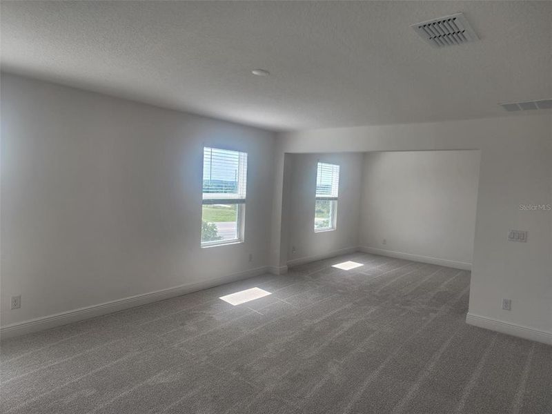Spacious, unfurnished interior of a new home in Ridgeview, Clermont (Image 6).